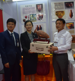 中國(guó)駐泰國(guó)大使館參贊煅煉女士親臨展會(huì)現(xiàn)場(chǎng)，并收藏了劉新安制作的彩陶代表作《小口尖底瓶》