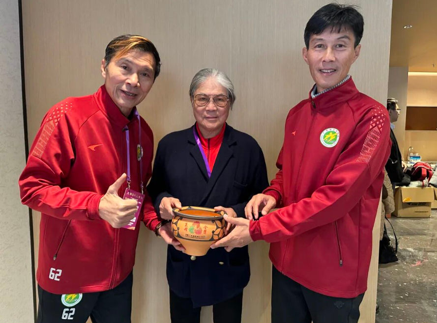 王新軍仰韶文化非遺作品贈霍震霆 “全運花開”彩陶盆傳遞家國情懷