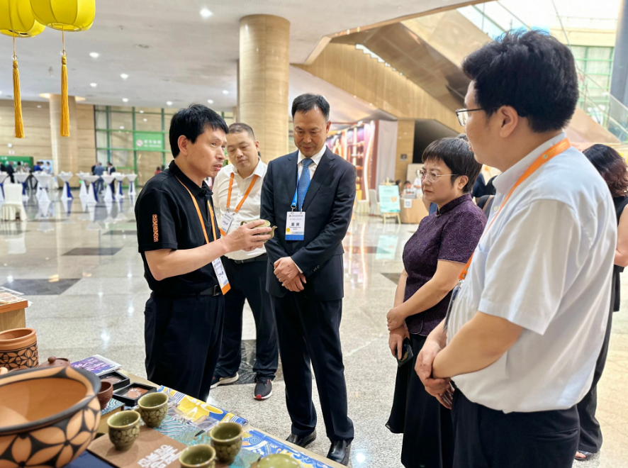 非遺彩陶走進上合組織媒體智庫峰會