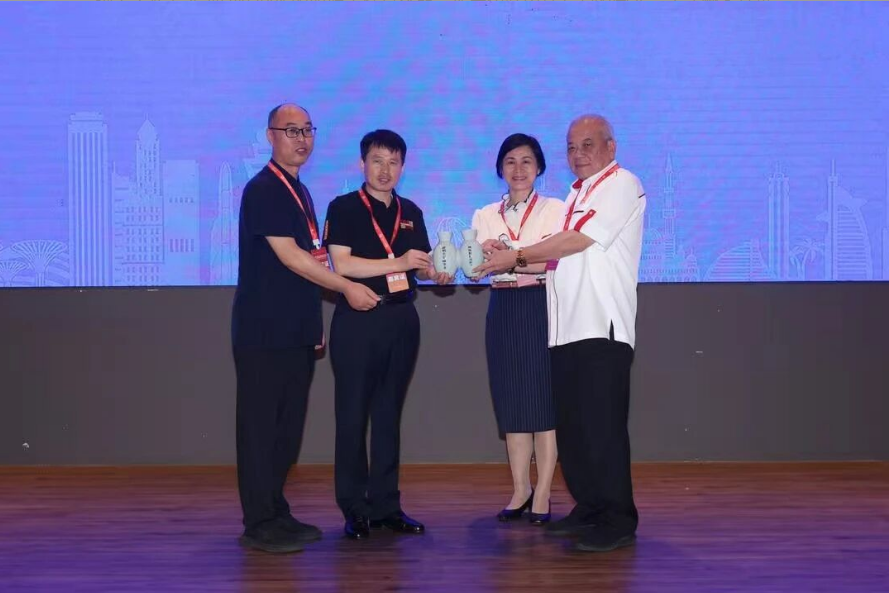 王新軍仰韶雙聯壺贈馬來西亞，中馬友誼再續千年雅韻